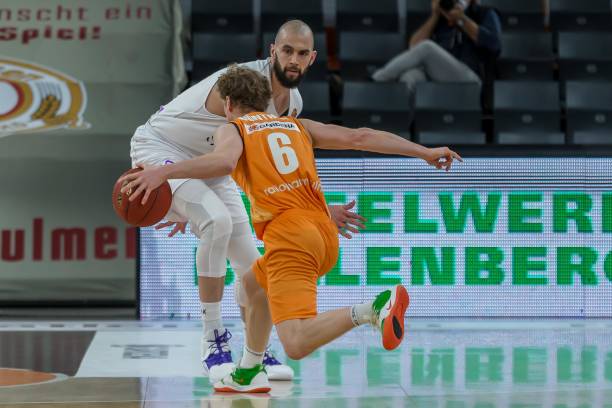 她正在用自 她正在用自